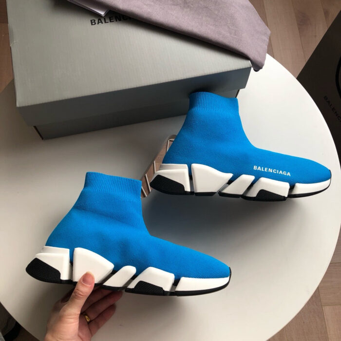 Scarpe Balenciaga blu turquesa su tavolo moderno, design streetwear di lusso.
