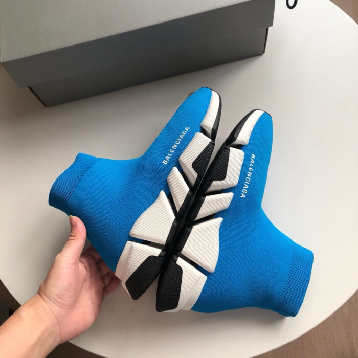 Sneakers blu moderni con suola geometrica e logo di lusso, stile athleisure elegante e confortevole.
