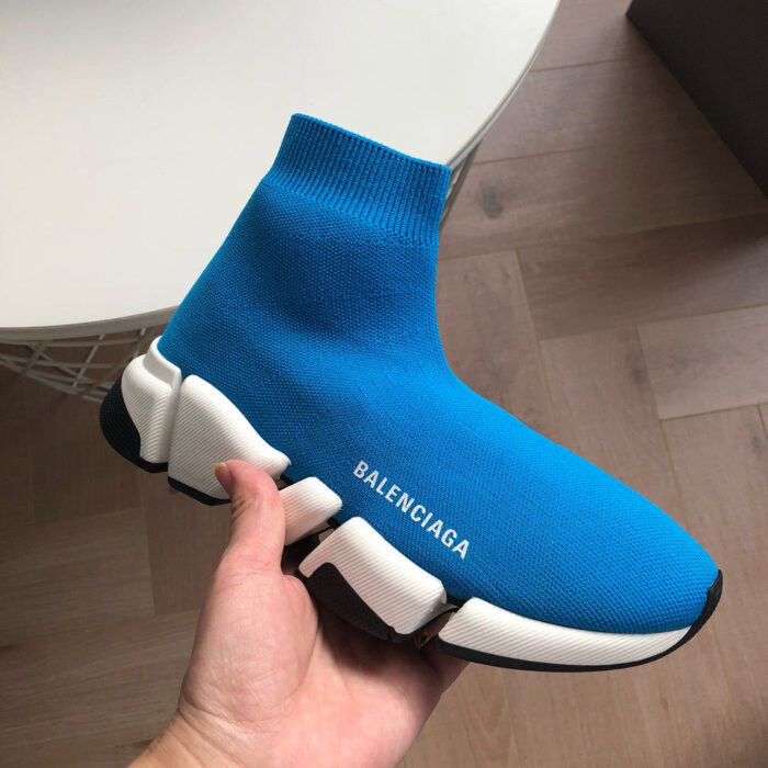 Sneaker Balenciaga blu moderno con suola chunky e design innovativo, perfetta per uno stile chic.