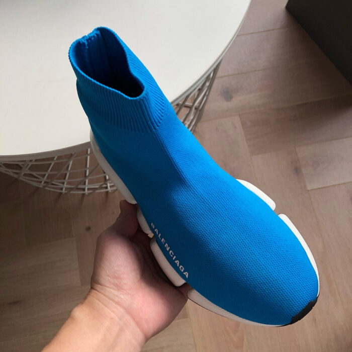 Sneaker blu senza lacci in tessuto elastico con suola bianca e design moderno, stile athleisure.