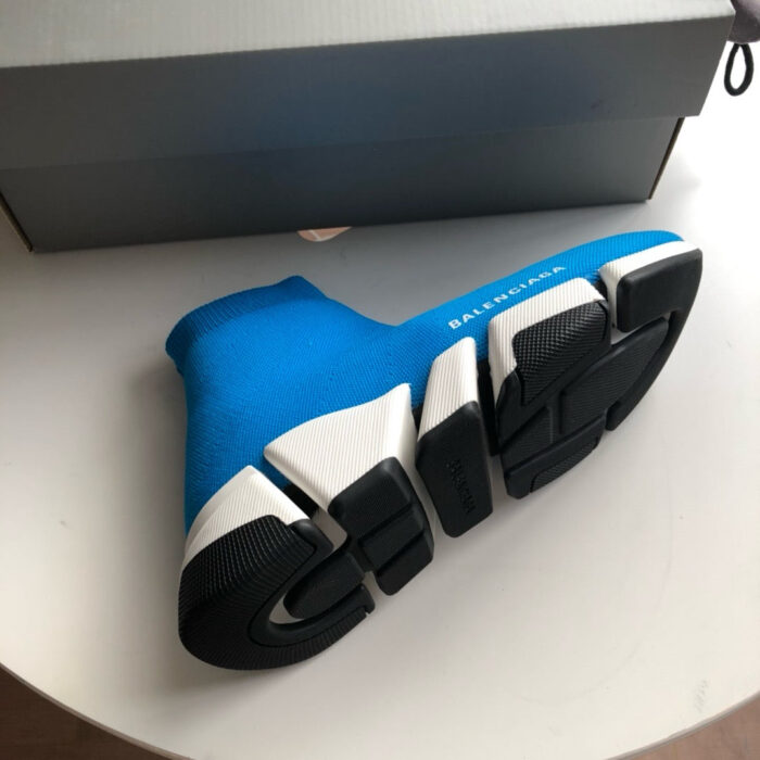 Scarpa sportiva blu con suola antiscivolo, design moderno e morbido, nuova e ideale per stile e comfort.