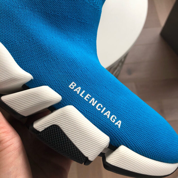 Sneaker Balenciaga blu, design moderno, suola multistrato, comfort e stile di lusso.