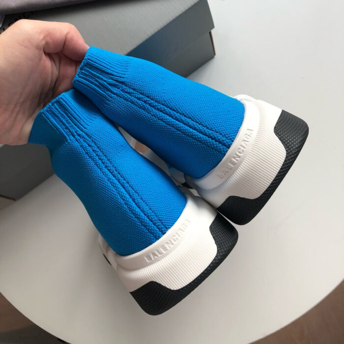 Scarpe sportive blu con suola bianca e design moderno, comodo e alla moda per ogni occasione.