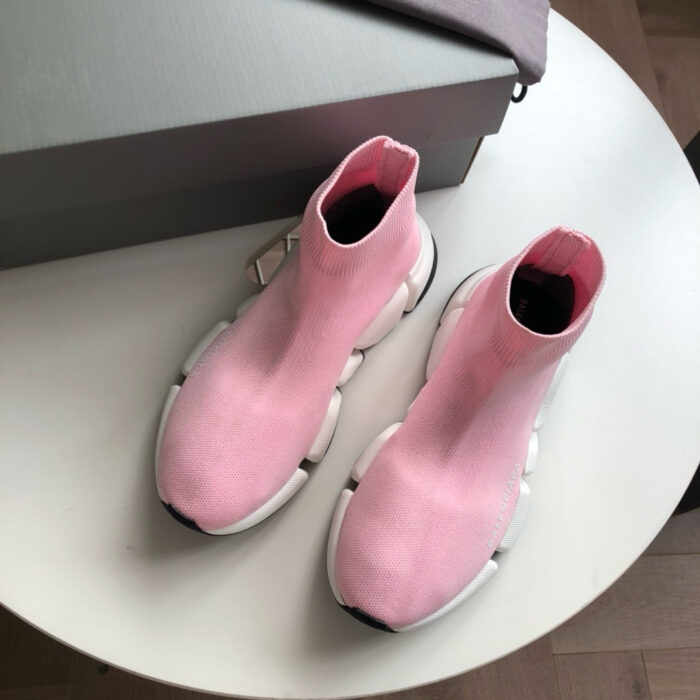 Sneakers moderni rosa e bianche, design trendy e comfort per lo stile quotidiano.