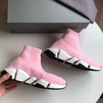 Sneakers rosa moderni con suola nera e design casual, perfette per uno stile contemporaneo.