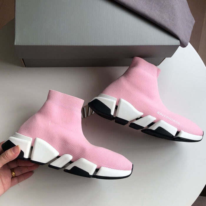 Sneakers rosa moderni con suola nera e design casual, perfette per uno stile contemporaneo.