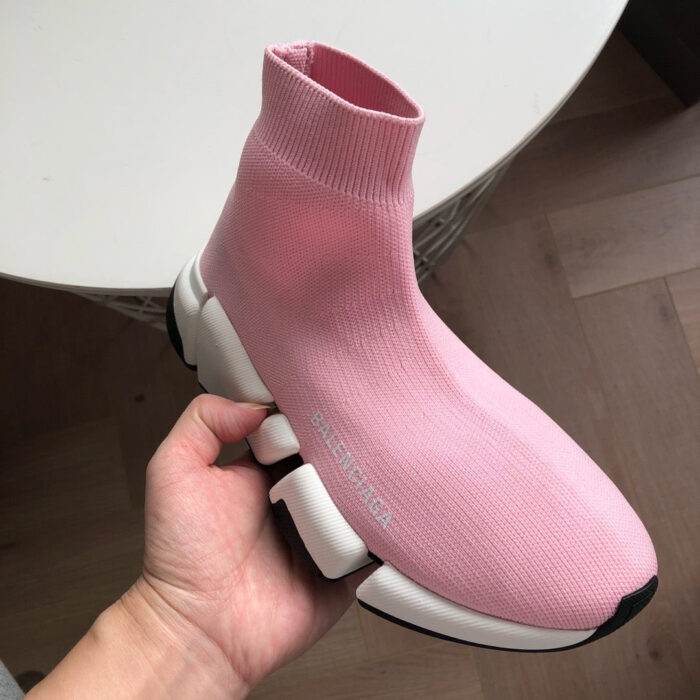 Sneaker rosa pastello con suola chunky, design sock-style, elegante e confortevole per ogni look.