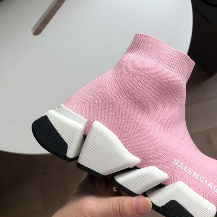 Sneaker Balenciaga rosa con design sock-like, suola chunky bi-color, stile moderno e di lusso.