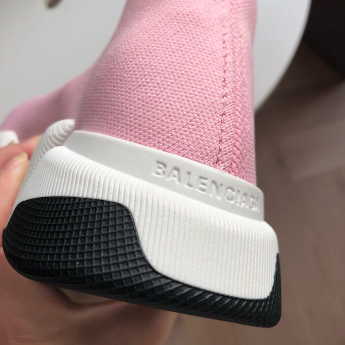 Sneaker Balenciaga rosa, suola nera antiscivolo e logo raffinato, stile e comfort moderni.