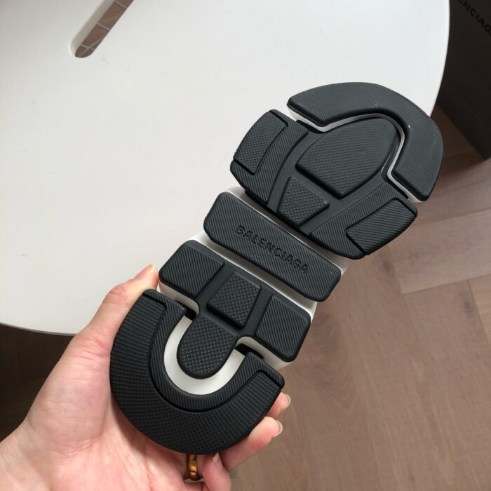Sole scarpe nero e grigio con logo Saleciar, design ergonomico e antiscivolo.