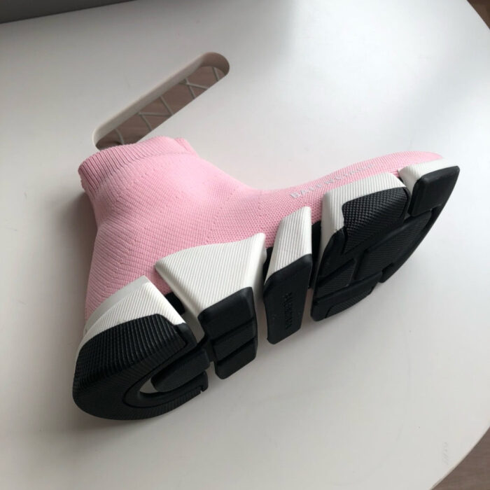 Sneaker rosa in maglia con suola colorata, stile athleisure e massimo comfort.
