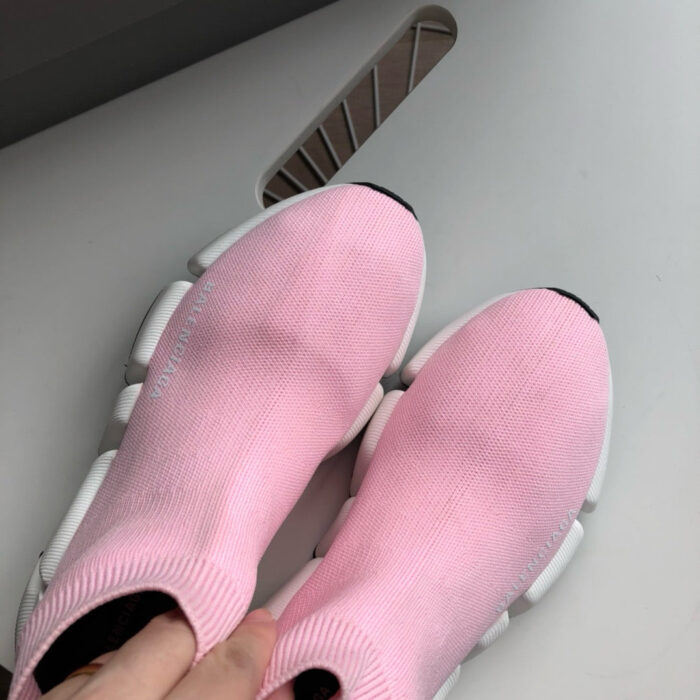 Scarpe slip-on rosa pastello con suola bianca chunky, comode e stile moderne per ogni occasione.
