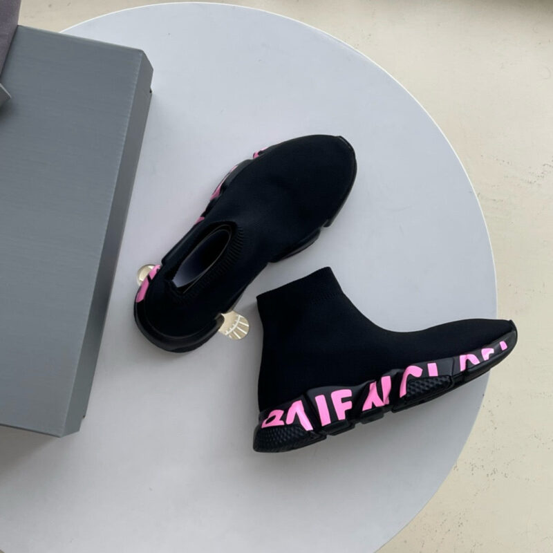 Scarpe sneakers nere con dettagli rosa, design minimalista e stile moderno, ideali per look casual.