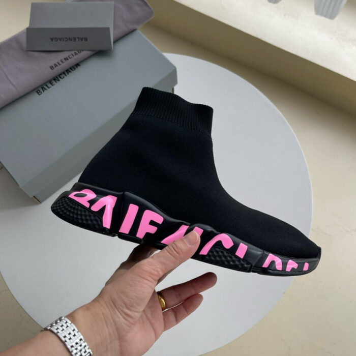 Sneaker sock nera con logo rosa, stile moderno e confortevole, ideale per look casual e urbano