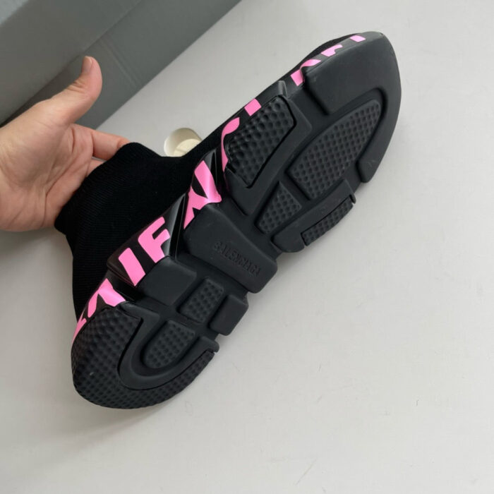 Sneaker nero con logo rosa, suola dettagliata e design trendy per streetwear moderno.