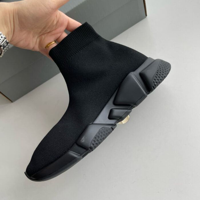 Sneaker nera moderna con suola chunky e design slim, perfetta per stile e comfort quotidiano.