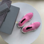 Scarpe sportive rosa con packaging elegante e dettagli premium, stile moderno e confortevole.