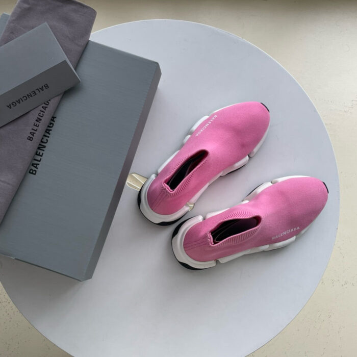 Scarpe sportive rosa con packaging elegante e dettagli premium, stile moderno e confortevole.
