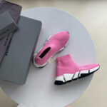Sneakers rosa di lusso con suola moderna, su tavolo minimalista, stile fashion e comfort esclusivo.
