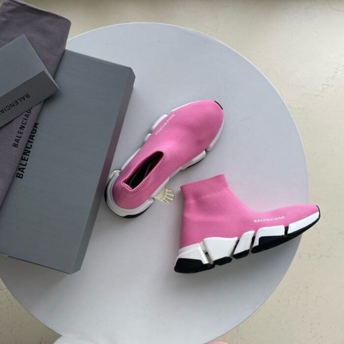 Sneakers rosa di lusso con suola moderna, su tavolo minimalista, stile fashion e comfort esclusivo.