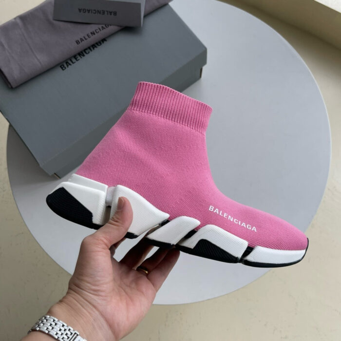 Sneaker rosa Balenciaga sock con suola chunky e design elegante, perfetta per stile e comfort.