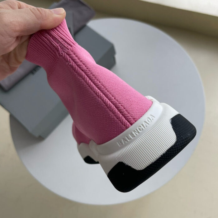 Sneakers rosa moderni, comode e trendy con suola chunky e design sock-like.
