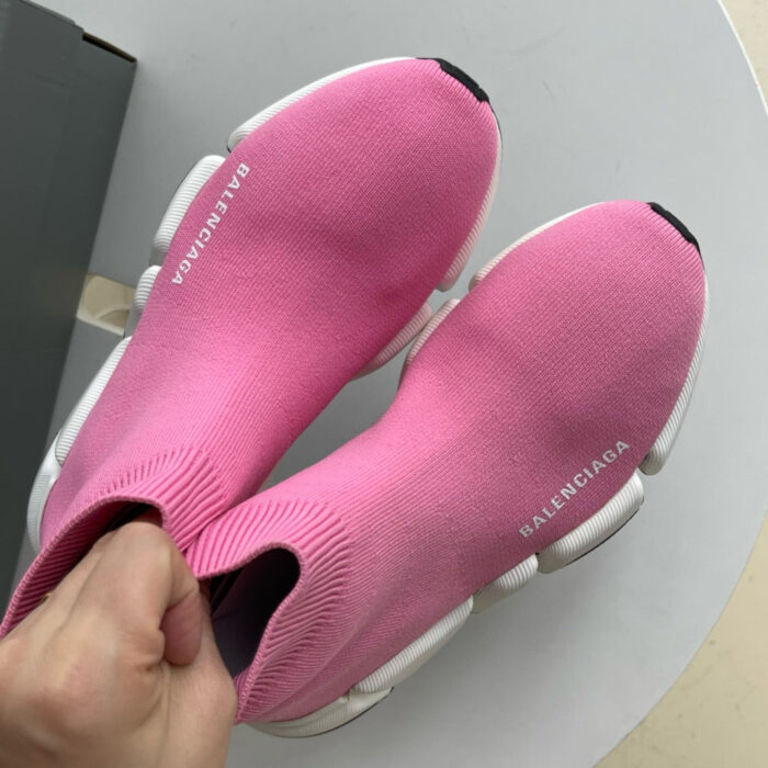 Sneakers Balenciaga rosa, design minimalista, sole chunky, stile moderno e confortevole.