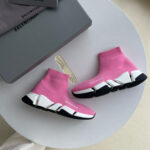 Scarpe Balenciaga rosa e nere con suola futuristica e branding elegante in stile streetwear.