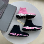 Sneakers high-top colorate, moderne e di tendenza su superficie bianca con confezione elegante.