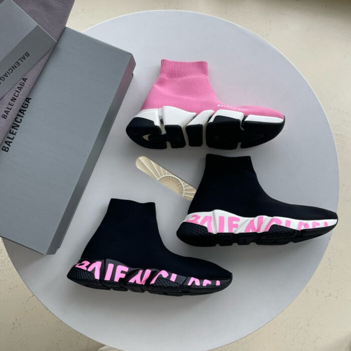 Sneakers high-top colorate, moderne e di tendenza su superficie bianca con confezione elegante.