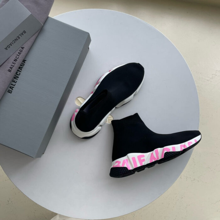 Sneakers nere moderne con dettagli rosa e suola colorata, perfette per stile e comfort urbano.