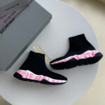 Sneaker high-top nere con dettagli rosa, sporty e alla moda, perfette per stile e comfort quotidiano.