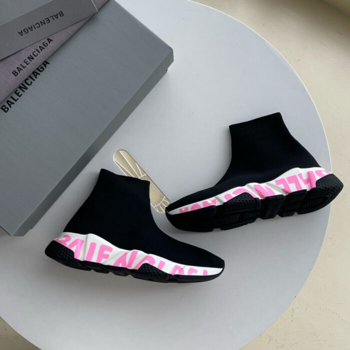 Sneaker high-top nere con dettagli rosa, sporty e alla moda, perfette per stile e comfort quotidiano.