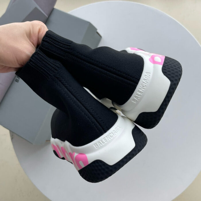 Scarpe sock boots nere con suola bianca e logo rosa luminoso, stile moderno e alla moda.