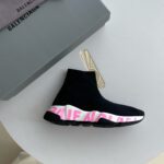 Sneaker Balenciaga alta in nero, bianco e rosa, design elegante e stile moderno.
