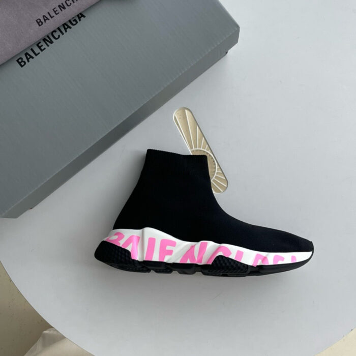 Sneaker Balenciaga alta in nero, bianco e rosa, design elegante e stile moderno.