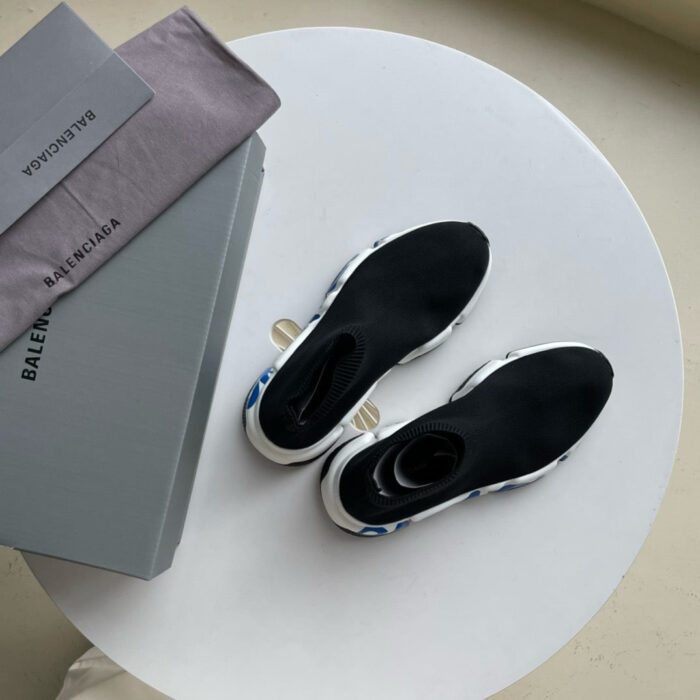 Scarpe Balenciaga moderne con dettagli blu, confezione di lusso e accessori eleganti.
