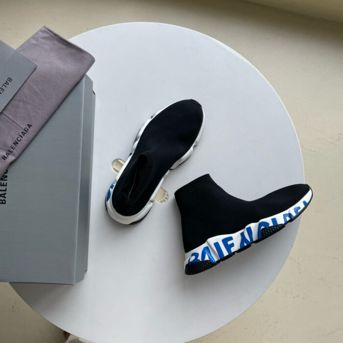 Scarpe Balenciaga moderne su tavolo minimalista, design elegante e logo distintivo.