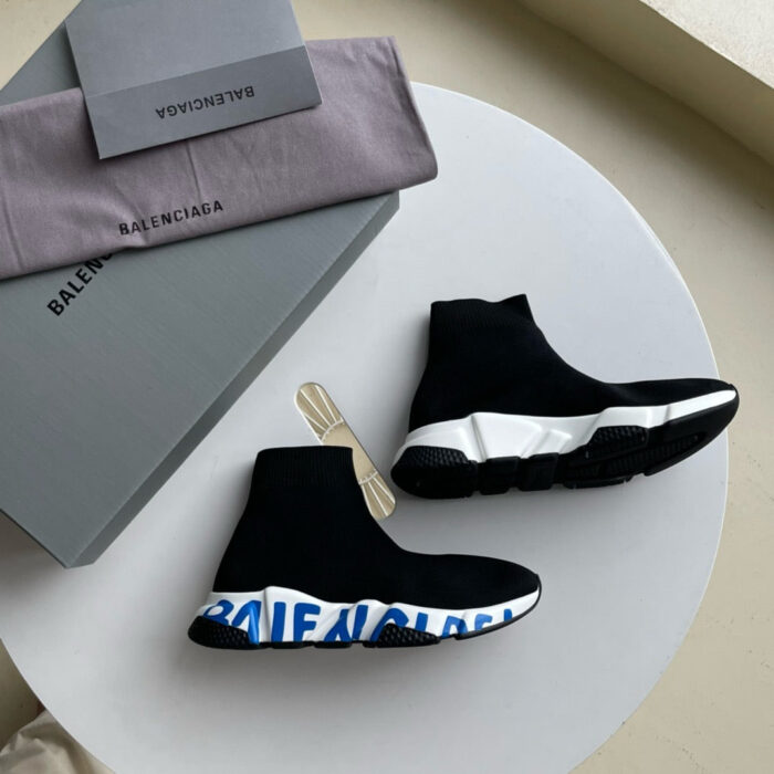 Sneakers Balenciaga nere con suola bianca, logo blu e stile moderno, accessori originali inclusi.