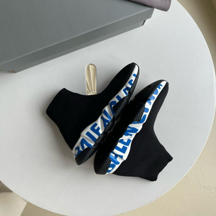 Sneakers Balenciaga sock blu e neri, design elegante e accattivante, perfette per stile moderno.