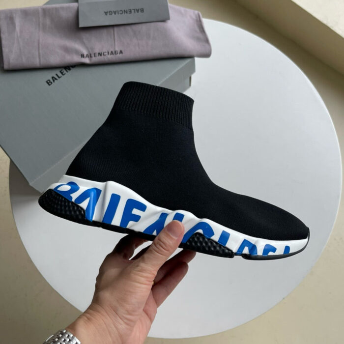Sneaker Balenciaga nera con suola bianca e dettaglio blu, stile moderno e di lusso.