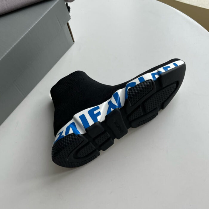 Sneaker Balenciaga nero con suola antiscivolo e caratteristico branding blu sul tallone.