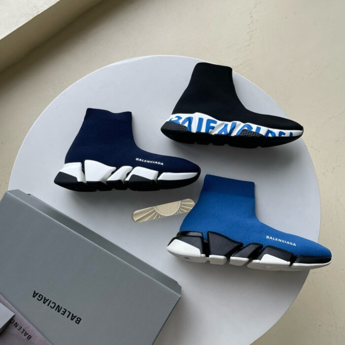 Sneaker di lusso moderna, sock-like, in colori vivaci su tavolo minimalista eleganza.