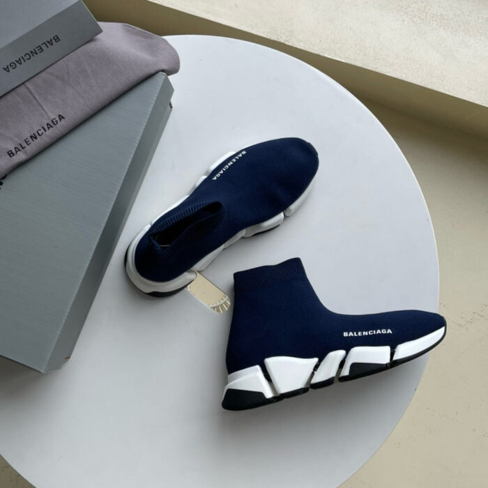 Sneakers Balenciaga navy con suela geometrica e packaging elegante, stile moderno e di lusso.