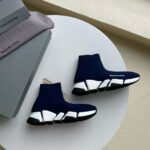 Sneakers moderne high-top con suola bianca geometrica, stile elegante e design alla moda.
