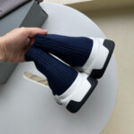 Stivaletti ankle sportivi in blu navy con suola bianca, design moderno e comfort elegante.