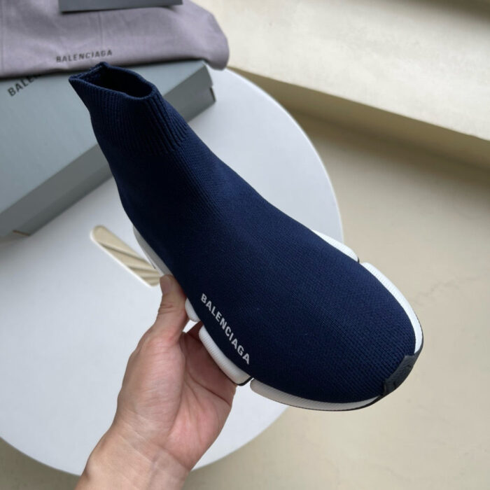 Sneaker Balenciaga in blu navy, design moderno, leggerezza, comfort e stile di lusso elegante.