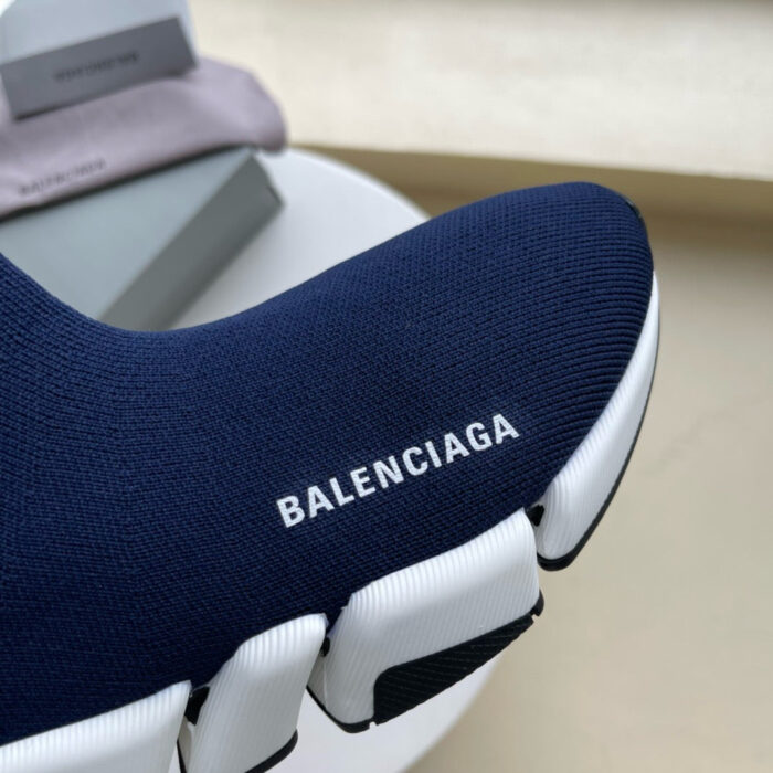 Sneaker Balenciaga navy moderna e confortevole con suola chunky e design innovativo.