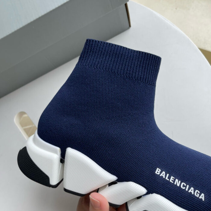 Sneaker sock Balenciaga navy con suola chunky e design moderno per stile e comfort.
