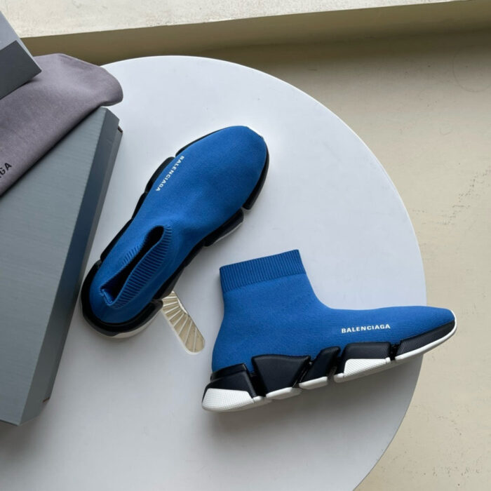 Sneaker blu di lusso modello contemporaneo con design innovativo e stile elegante.